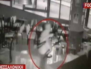 Άστεγος απέτρεψε ληστεία σε καφετέρια στη Θεσσαλονίκη - Τους κυνήγησε με... καρεκλιές (βίντεο)